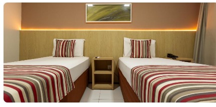 Quarto com duas camas de solteiro na Rede Andrade SLZ