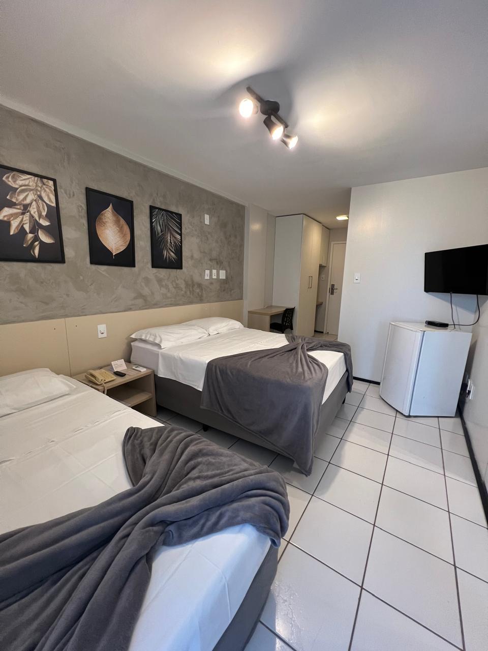 Quarto com cama de casal e cama de solteiro — Gran Lençóis Flat